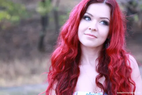 Redhead Poses in a Summer Dress and Heels Outdoors – photo 4 of 15