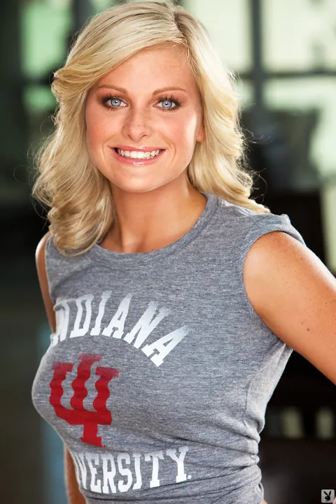 Aryka Lynne: Blonde Model Reveals Her Natural Tits and Spreads Her Pussy – photo 2 of 16