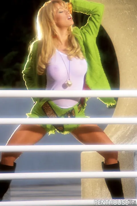Jenna Jameson: Blonde MILF with Big Tits Strips Out of Her Dress Outdoors – photo 2 of 20