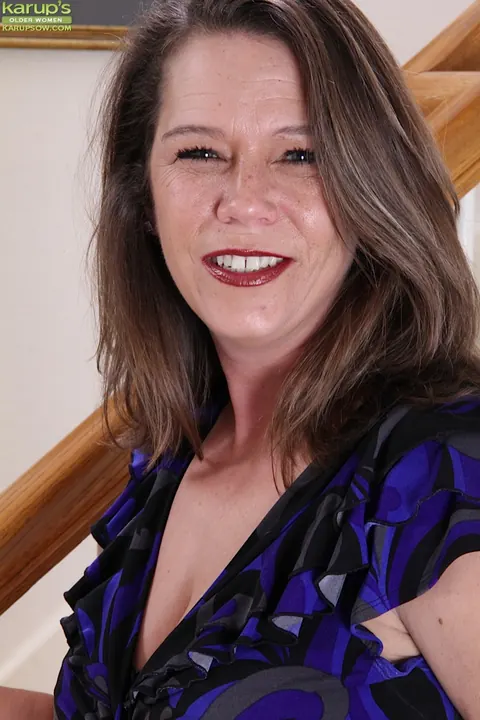 Jane Russell: Mature Brunette Spreads Her Hairy Pussy in High Heels – photo 1 of 16