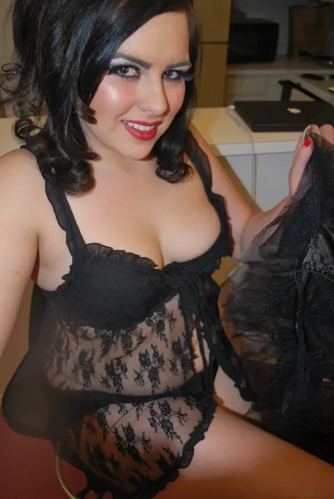 BBW Brunette Reveals Her Big Natural Tits in Selfie – photo 6 of 21