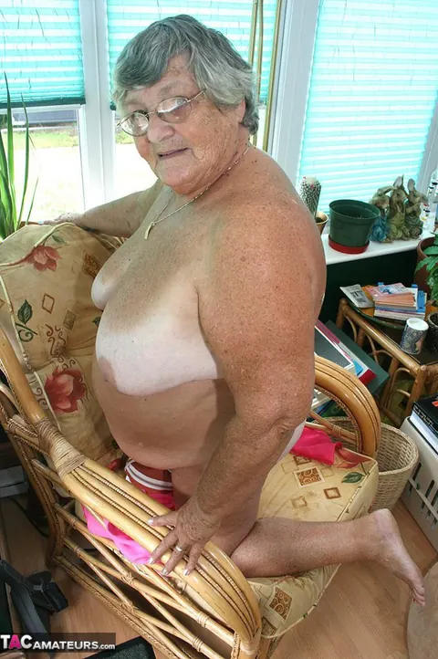 Short-Haired European BBW Strips and Spreads Her Shaved Pussy – photo 19 of 20