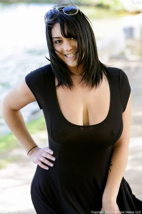 Lisa Lexington: Thick MILF Flashes Her Big Tits and Shaved Pussy Outdoors – photo 1 of 15