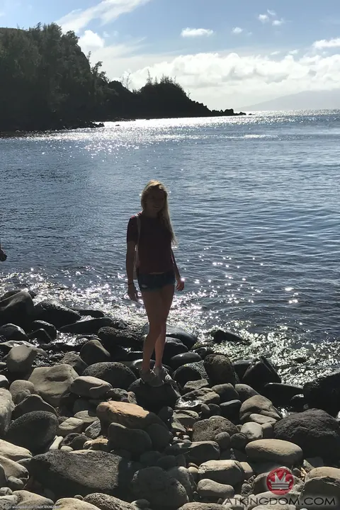 Chloe Foster: Skinny Blonde Poses and Undresses on the Beach – photo 4 of 21