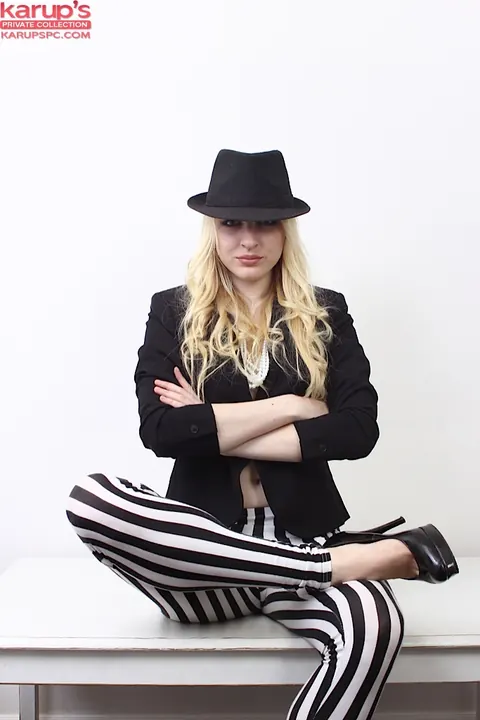 Bella Lei: European Blonde Pulls Yoga Pants Aside and Spreads in Heels – photo 1 of 16