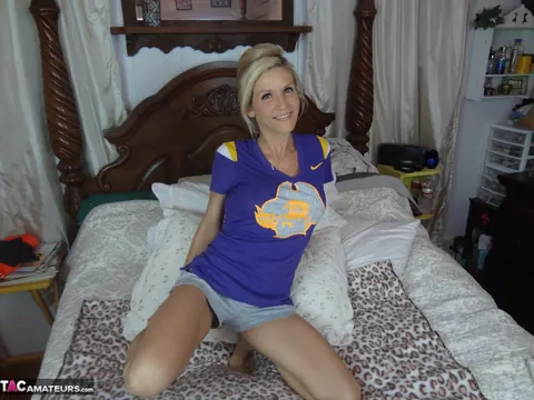 Jolene Devil: Blonde MILF Pulls Shorts Aside and Rubs Her Shaved Pussy – photo 1 of 20