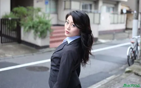 Kyoko Nakajima: Thick Japanese Brunette in a Skirt Takes a Creampie – photo 4 of 16