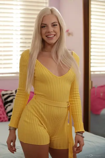 Allie Nicole – Curvy Blonde MILF in Shorts Gives a Blowjob and Handjob