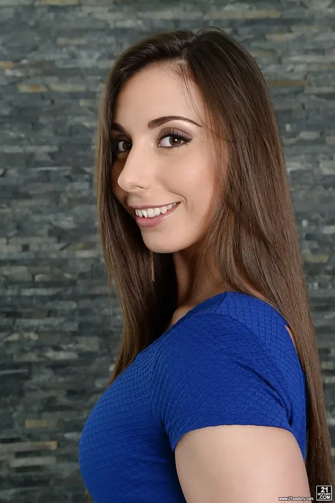 Carla Crouz: Tall European Brunette Shows Off Her Big Ass in High Heels – photo 4 of 12