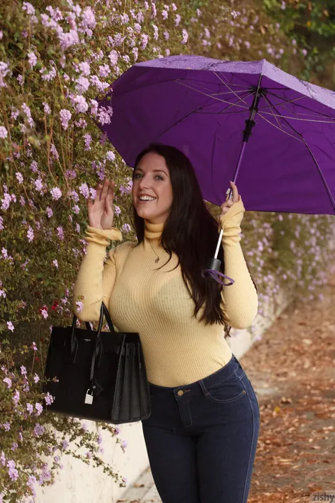 Angela White: Australian Brunette Flashes Her Big Natural Tits in Public – photo 1 of 11