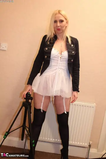 Slim British MILF Takes Her Partner's Load on Her Tongue in Stockings