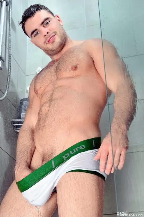Athletic Man Strips Nude and Shows His Muscular Body – photo 3 of 15