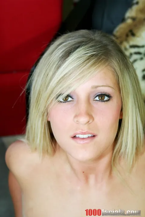 Carmen Kinsley: Chubby Blonde MILF Bares Her Big Natural Tits in the Bedroom – photo 20 of 21