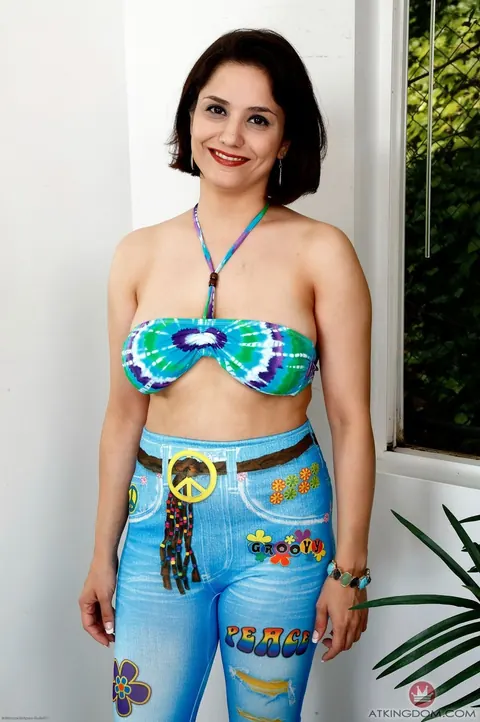 Jessica Pink: Mature Short-Haired Brunette in a Bikini Reveals Her Big Tits and Spreads – photo 1 of 16