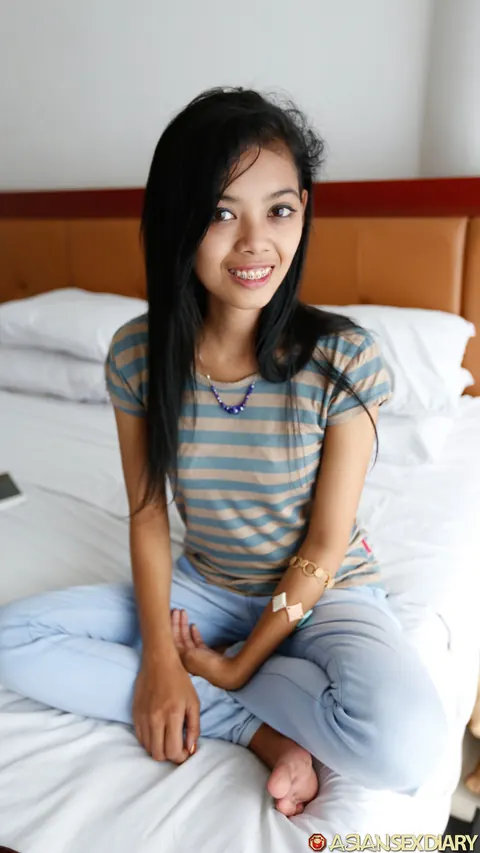 Petite Filipina Strips for POV Sex – photo 1 of 20