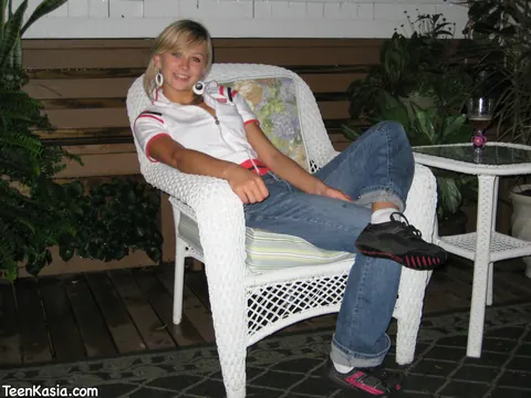 Blonde Amateur Pulls Jeans Aside and Spreads Her Pussy Outdoors – photo 5 of 12
