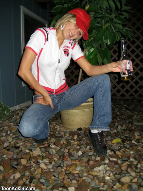 Blonde Amateur Pulls Jeans Aside and Spreads Her Pussy Outdoors – photo 7 of 12