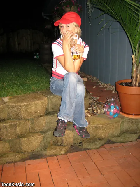 Blonde Amateur Pulls Jeans Aside and Spreads Her Pussy Outdoors – photo 8 of 12