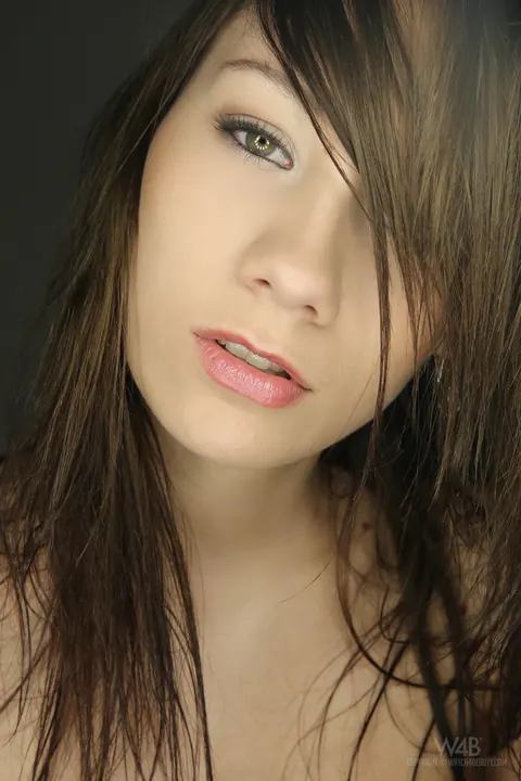 Slim Woman Poses Nude and Shows Her Trimmed Pussy – photo 21 of 21