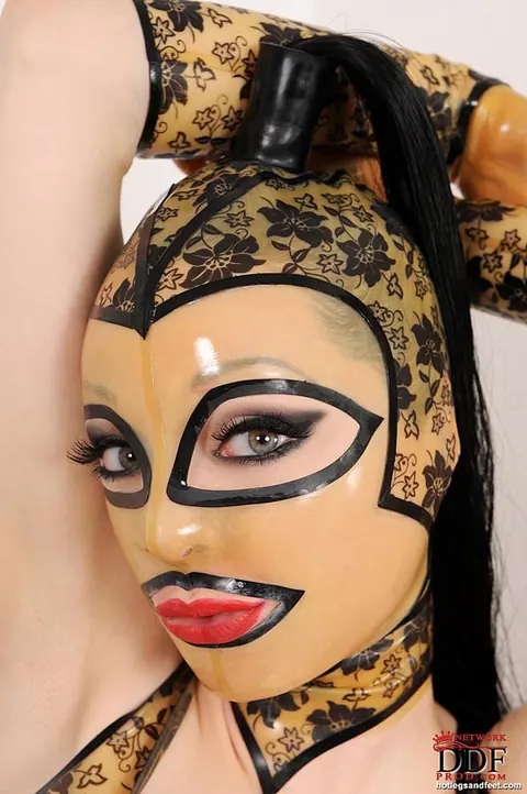 Latex Lucy: Mature Blonde MILF with Big Tits Poses in Lingerie and Heels – photo 3 of 15