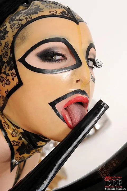 Latex Lucy: Mature Blonde MILF with Big Tits Poses in Lingerie and Heels – photo 13 of 15