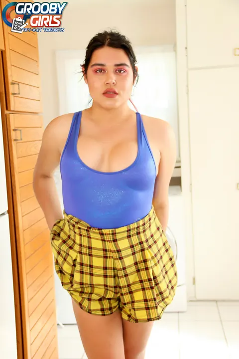Curvy Trans Woman Undresses and Spreads Her Legs Nude – photo 1 of 16