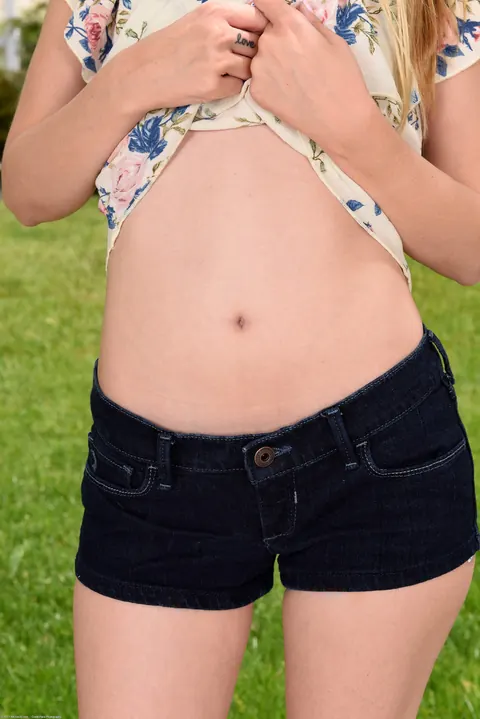 Kennedy Kressler: Skinny Blonde MILF Strips and Spreads Her Shaved Pussy Outdoors – photo 2 of 21