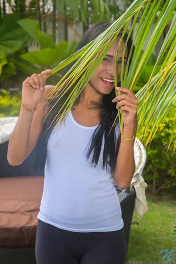Slim Latina Strips Out of Her Yoga Pants and Spreads Her Pussy Outdoors