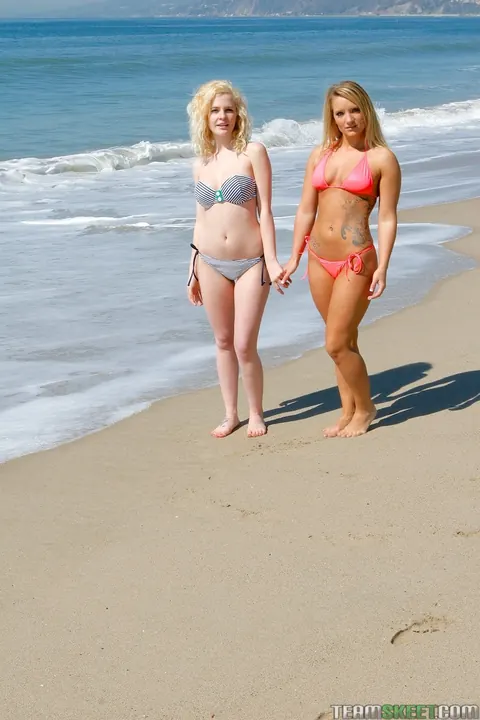 Cali Cassidy: Blonde in a Bikini Shows Her Bare Feet on the Beach – photo 12 of 17