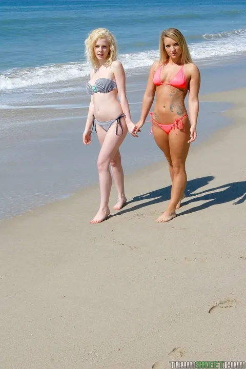 Cali Cassidy: Blonde in a Bikini Shows Her Bare Feet on the Beach – photo 13 of 17