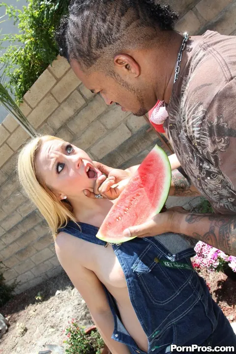 Brianna St James: Blonde Gardener Sucks BBC and Takes It Anal Outdoors – photo 4 of 21