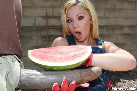 Brianna St James: Blonde Gardener Sucks BBC and Takes It Anal Outdoors – photo 7 of 21