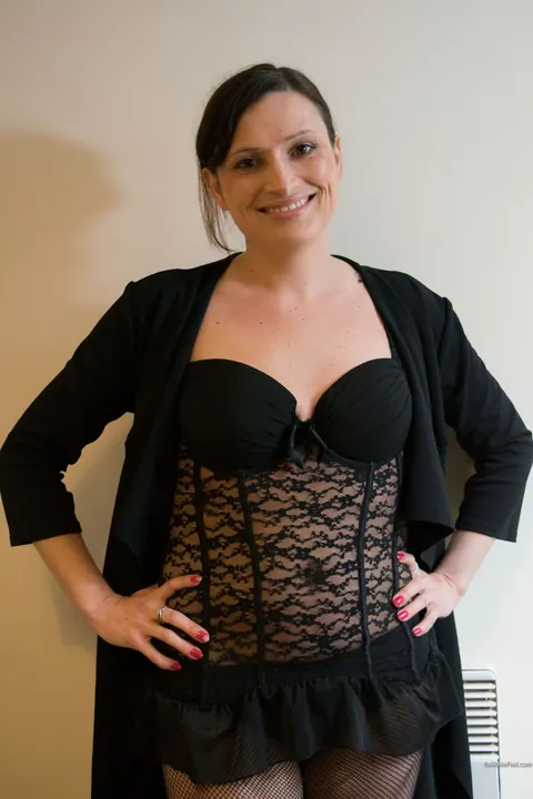 Alice Cash: Thick British MILF Fingers Herself in Lingerie and Stockings – photo 1 of 21