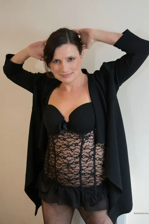 Alice Cash: Thick British MILF Fingers Herself in Lingerie and Stockings – photo 3 of 21