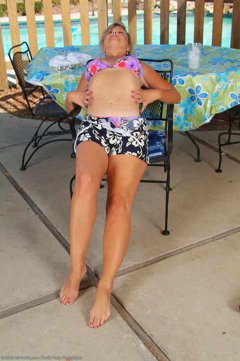 Cricket: Blonde Latina MILF Pulls Bikini Aside Poolside – photo 3 of 21