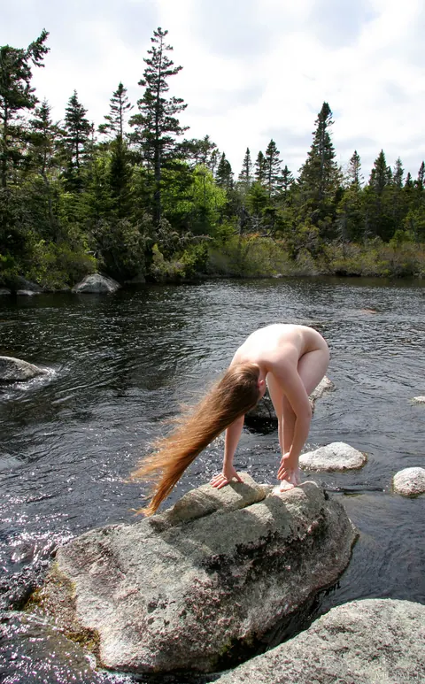 Busty Woman Strips Nude and Poses Outdoors – photo 17 of 17