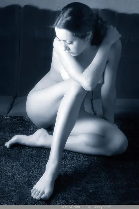 Slim Short-Haired Babe with Big Tits Poses Nude – photo 10 of 16