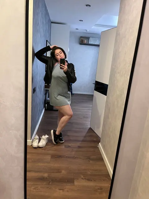 Short-Haired PAWG Spreads Wide Before a Mirror – photo 8 of 10