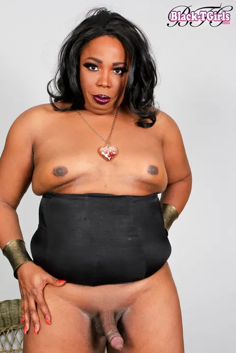 Ebony Trans Woman Strips Nude and Spreads Her Cheeks – photo 14 of 16