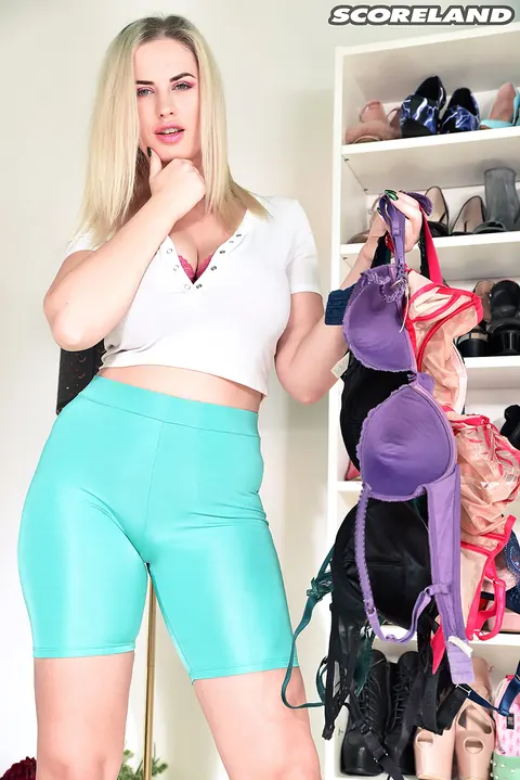 Alexsis Faye: Tall Curvy Blonde Strips Out of Her Bra and Panties – photo 1 of 16