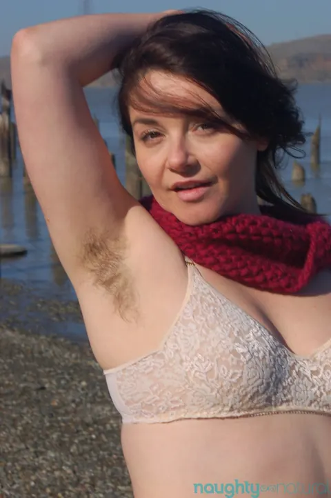 Maxine Holloway: BBW in Jeans Spreads Her Hairy Pussy on the Beach – photo 14 of 21