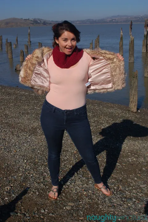 Maxine Holloway: BBW in Jeans Spreads Her Hairy Pussy on the Beach – photo 2 of 21
