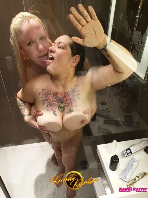 Kandi Karter: Brunette MILF with Big Natural Tits Kisses Chubby Partner in the Bathroom – photo 7 of 15