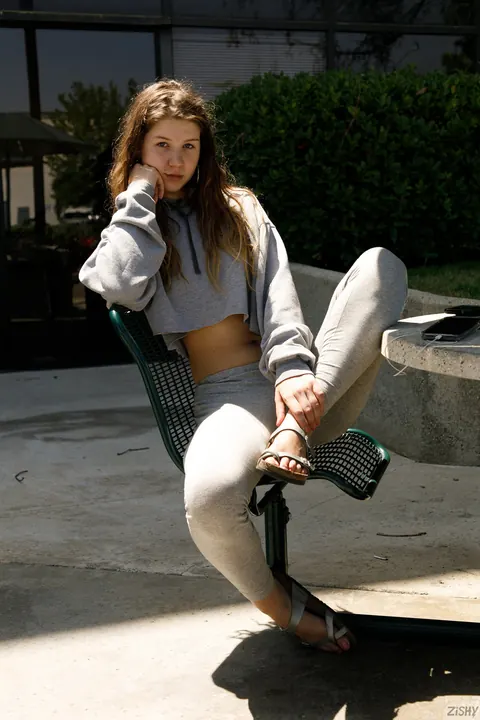 Florida Mishlove: Brunette Reveals Her Natural Tits Outdoors – photo 4 of 13