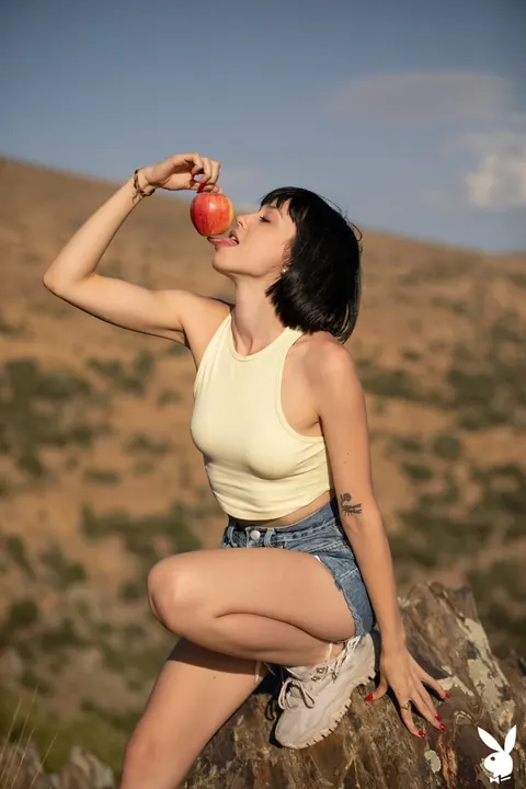 Slim Woman Strips Naked and Poses Outdoors – photo 2 of 21