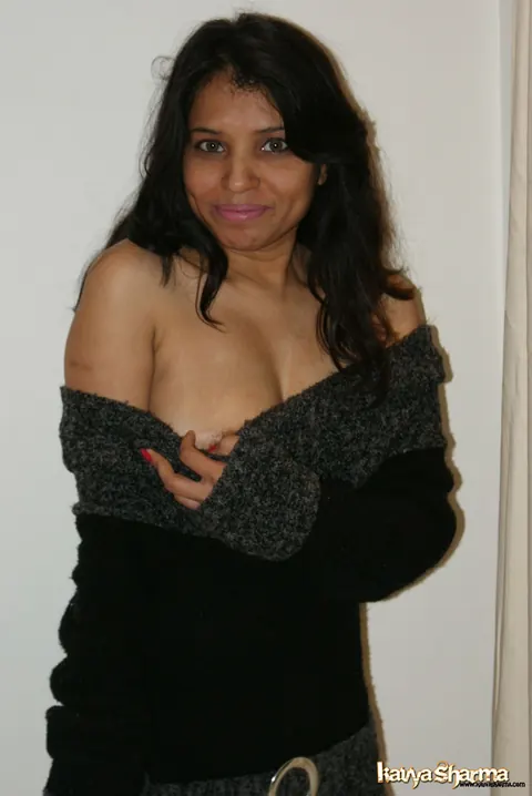 Kavya Sharma: Indian MILF Reveals Her Big Natural Tits in a Skirt – photo 2 of 12