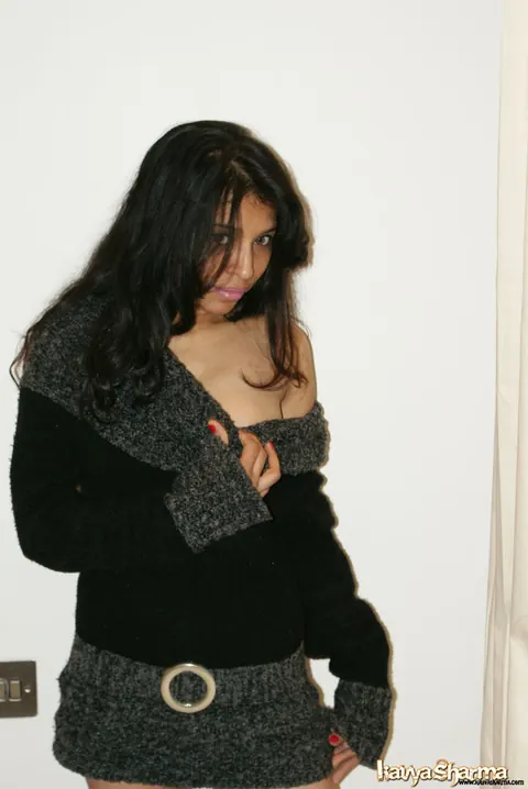 Kavya Sharma: Indian MILF Reveals Her Big Natural Tits in a Skirt – photo 11 of 12