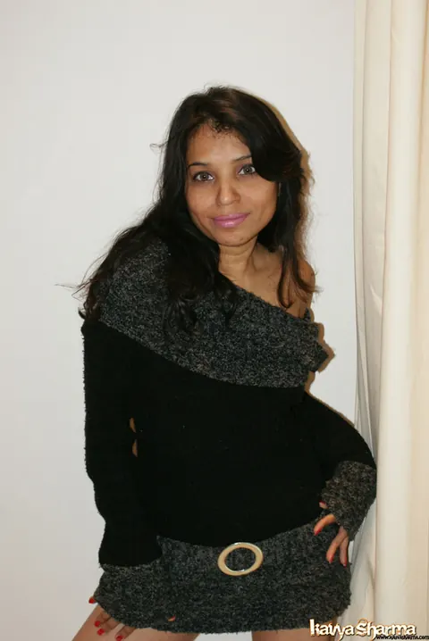Kavya Sharma: Indian MILF Reveals Her Big Natural Tits in a Skirt – photo 9 of 12