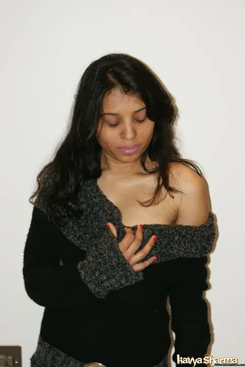 Kavya Sharma: Indian MILF Reveals Her Big Natural Tits in a Skirt – photo 10 of 12
