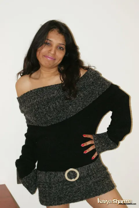 Kavya Sharma: Indian MILF Reveals Her Big Natural Tits in a Skirt – photo 1 of 12